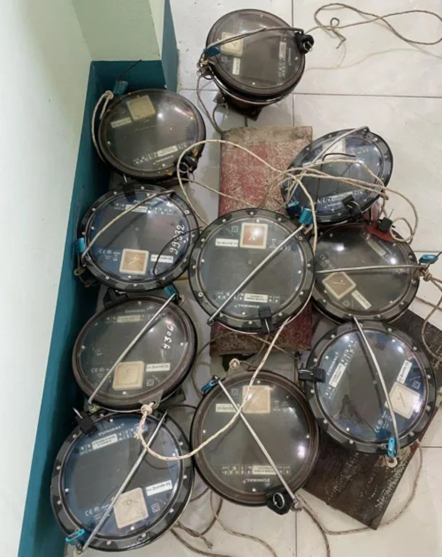 10 thiết bị giám sát hành trình bị thu hồi trên tàu cá CM-91772-TS. 10 thiết bị giám sát hành trình bị thu hồi trên tàu cá CM-91772-TS.