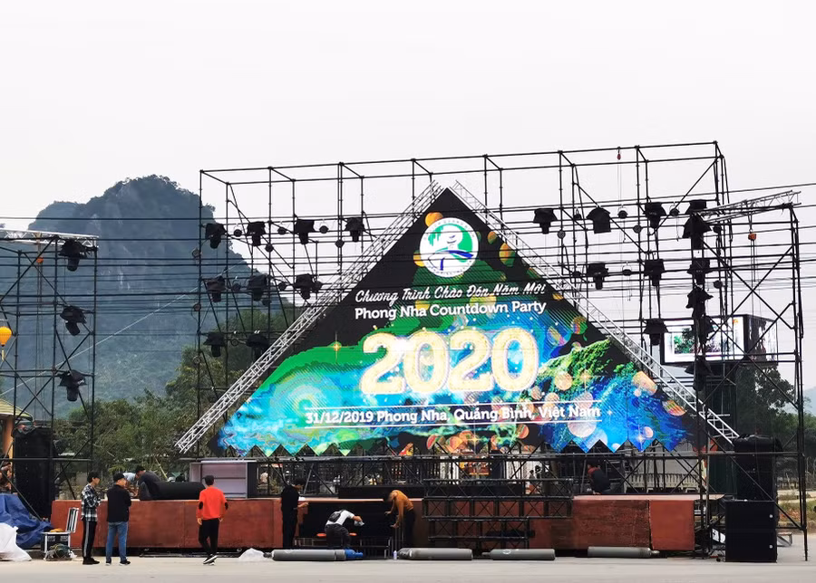 Sân khấu chương trình Phong Nha Countdown Party sẵn sàng phục vụ du khách trong nước và quốc tế trong khoảnh khắc chào đón năm mới 2020.