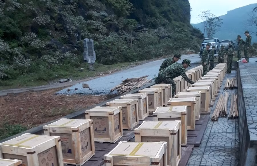 Dàn pháo hoa tầm thấp đang được gấp rút hoàn thành nhằm phục vụ giây phút đón chào năm mới tại Phong Nha Kẻ Bàng trong đêm Phong Nha Countdown Party.