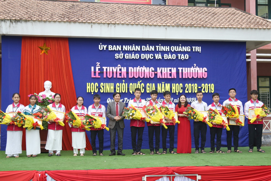 Những học sinh giỏi của tỉnh Quảng Trị được nhận bằng khen của Chủ tịch UBND tỉnh Quảng Trị. Những học sinh giỏi của tỉnh Quảng Trị được nhận bằng khen của Chủ tịch UBND tỉnh Quảng Trị.