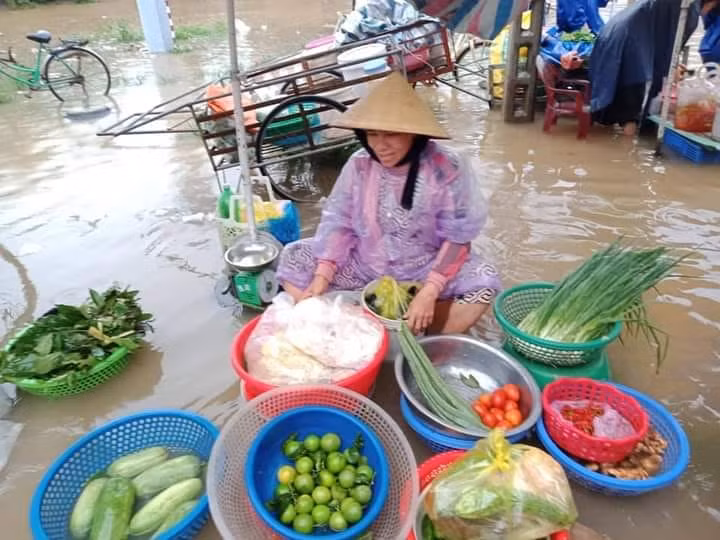 Mua bán thực phẩm trong lũ