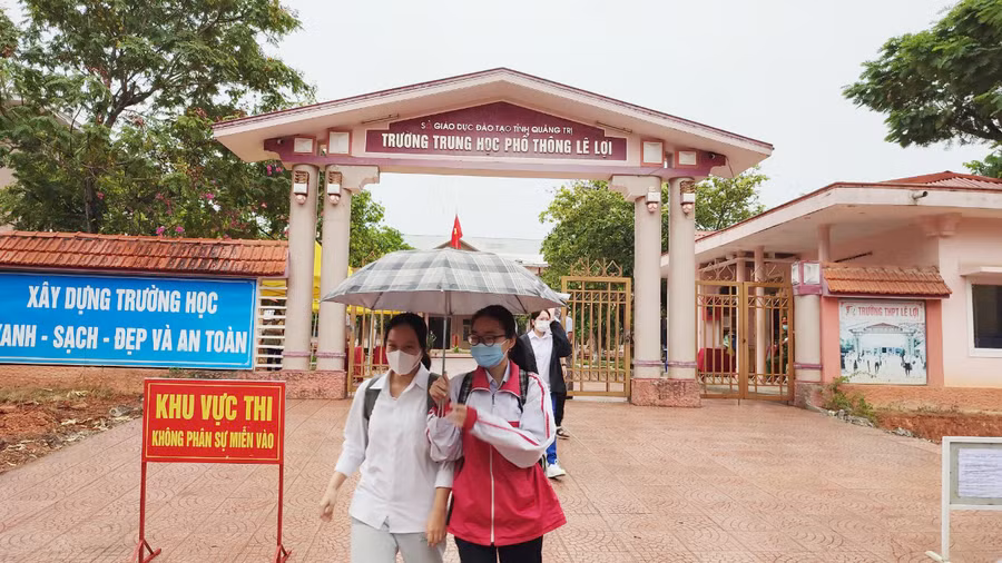 Nhiều thí sinh dự thi tại điểm thi Trường THPT Lê Lợi (TP Đông Hà) rời phòng với tâm trạng thoải mái