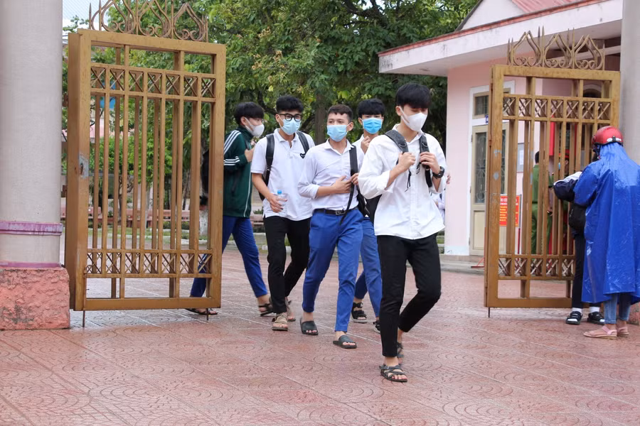 Thí sinh tại điểm thi Trường THPT chuyên Lê Quý Đôn kết thúc môn Toán