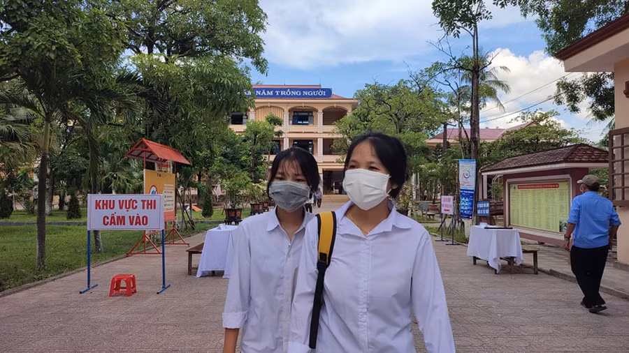 Những thí sinh đầu tiên hoàn thành bài thi tiếng Anh rời khỏi điểm thi