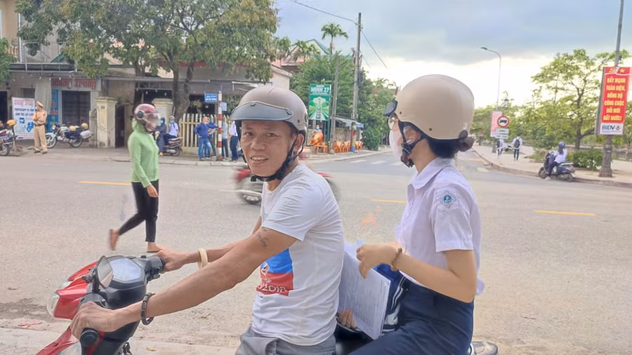Một phụ huynh không giấu được niềm vui vì con gái hoàn thành tốt bài thi