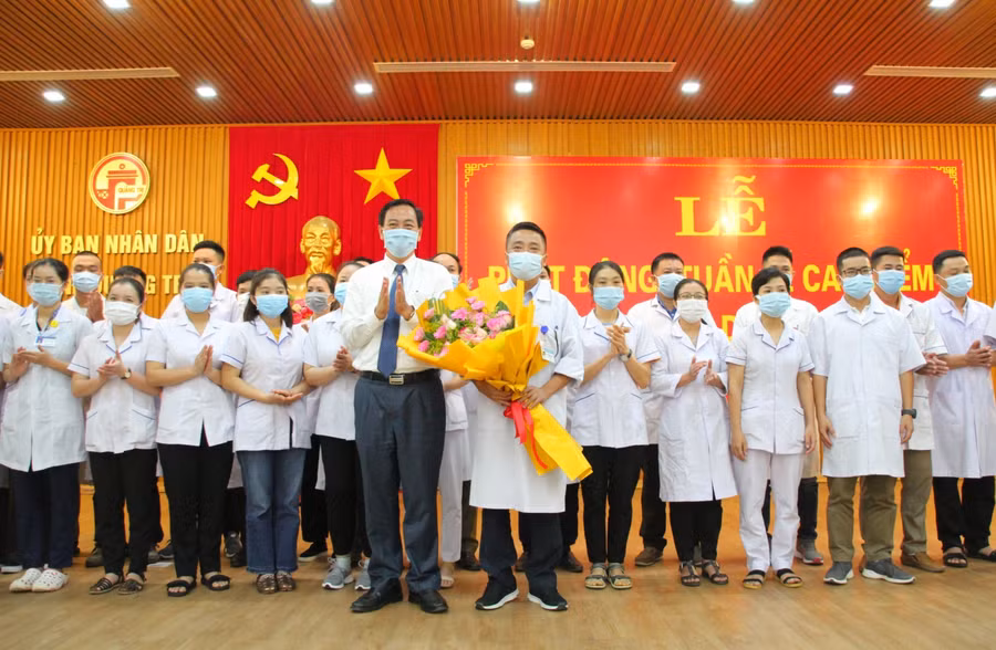 Lãnh đạo tỉnh Quảng Trị tặng hoa cho Đoàn 35 y bác sĩ trước khi lên đường vào miền Nam hỗ trợ chống dịch Covid-19.