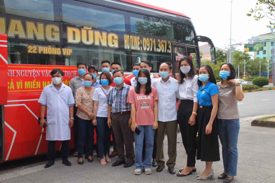 Các y bác sĩ chụp ảnh kỉ niệm chia tay người thân trước khi lên lên xe.