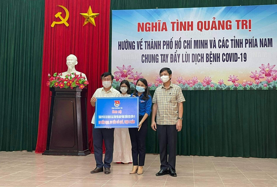 Tại chương trình, các đơn vị, cá nhân trong tỉnh Quảng Trị đã ủng hộ tiền mặt cùng nhiều hàng hoá thiết yếu