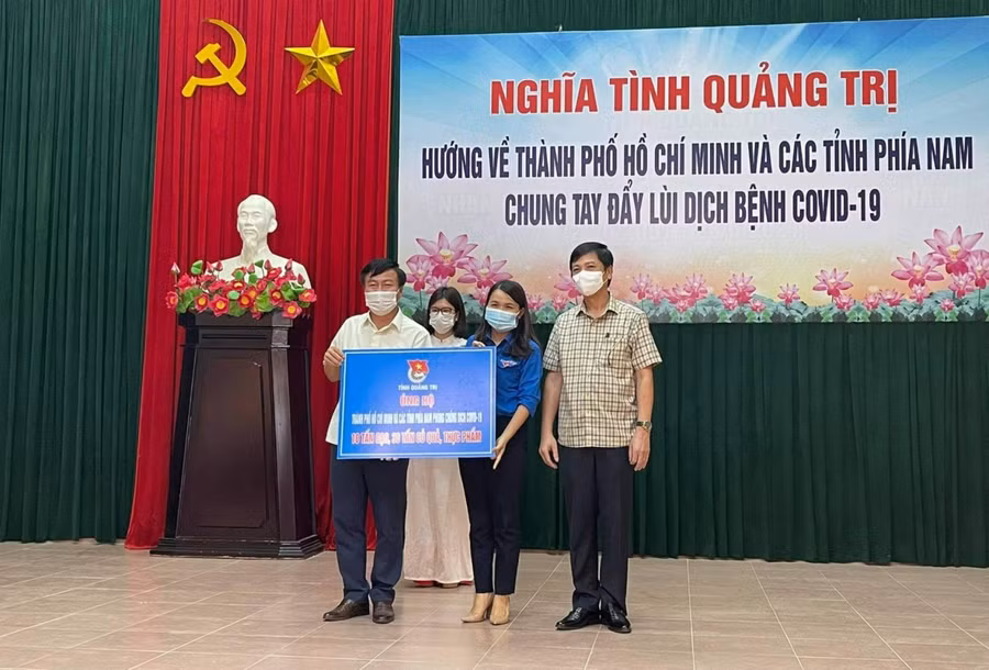 Tại chương trình, các đơn vị, cá nhân trong tỉnh Quảng Trị đã ủng hộ tiền mặt cùng nhiều hàng hoá thiết yếu