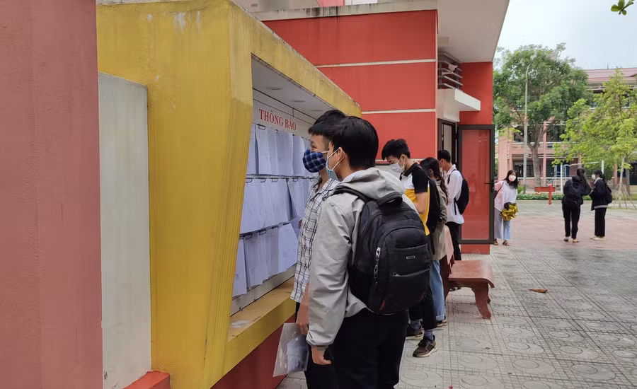 Thí sinh xem sơ đồ các phòng thi tại điểm thi Trường THPT chuyên Lê Qúy Đôn (TP Đông Hà)