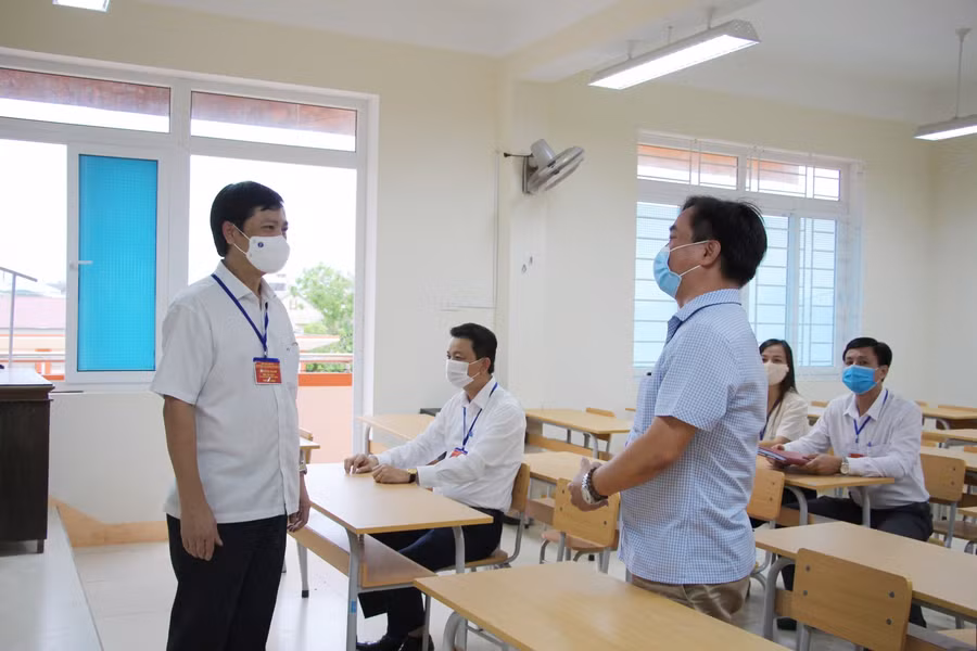 Ông Hoàng Nam - Phó Chủ tịch UBND tỉnh Quảng Trị, Trưởng ban thường trực Ban chỉ đạo Kỳ thi Tốt nghiệp THPT năm 2021 kiểm tra công tác tổ chức thi tại điểm thi Trường THPT Đông Hà