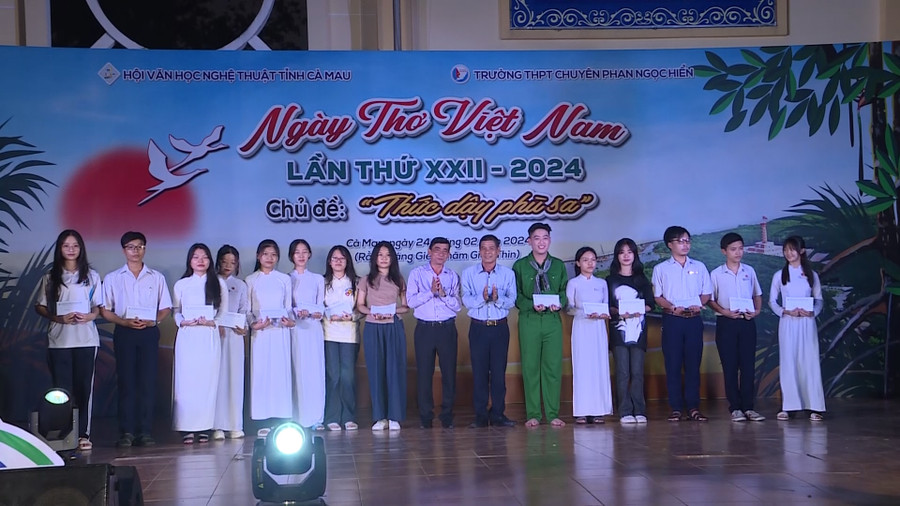 Hội Văn học Nghệ thuật tỉnh Cà Mau tặng quà cho học sinh có hoàn cảnh khó khăn Trường THPT Chuyên Phan Ngọc Hiển.