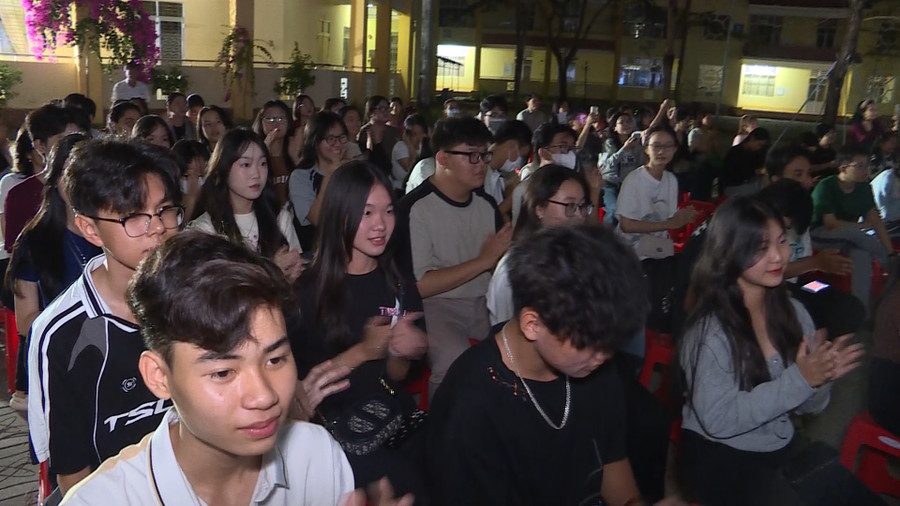 Nhiều bạn trẻ đến theo dõi đêm thơ.