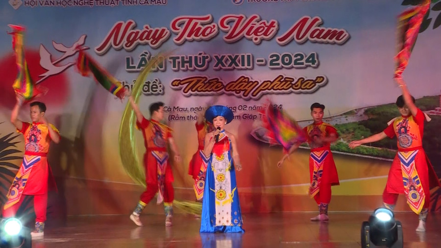 Tác phẩm Nguyên Tiêu của Chủ tịch Hồ Chí Minh được dàn dựng công phu trong đêm thơ.