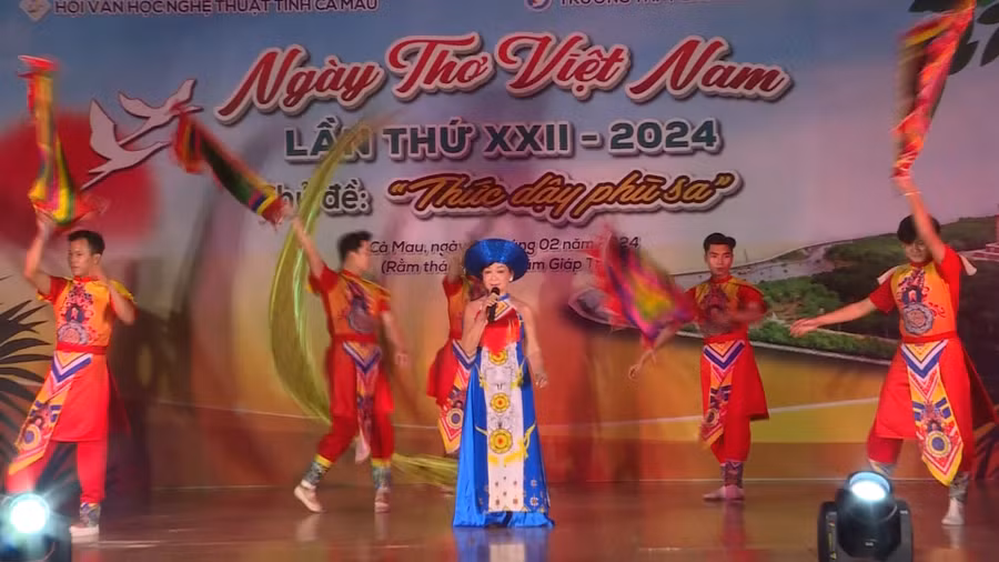 Tác phẩm Nguyên Tiêu của Chủ tịch Hồ Chí Minh được dàn dựng công phu trong đêm thơ.