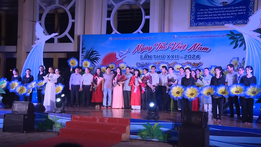 Ban Tổ chức, nhà thơ và nghệ sĩ ngâm thơ tham dự Ngày thơ Việt Nam lần thứ XXII tại Cà Mau.