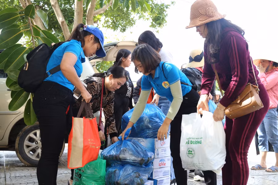 Mang hàng cứu trợ đến vùng lũ Lệ Thuỷ giúp đỡ người dân.