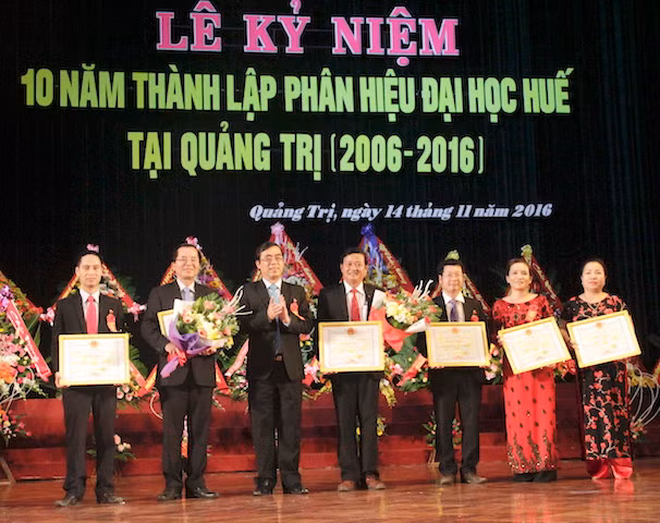 Lãnh đạo tỉnh Quảng Trị khen thưởng tập thể cá nhân phân hiệu Đại học Huế tại Quảng Trị vì những đóng góp quan trọng trong việc đào tạo, bồi dưỡng nguồn nhân lực, đội ngũ của tỉnh Quảng Trị trong 10 năm qua.
