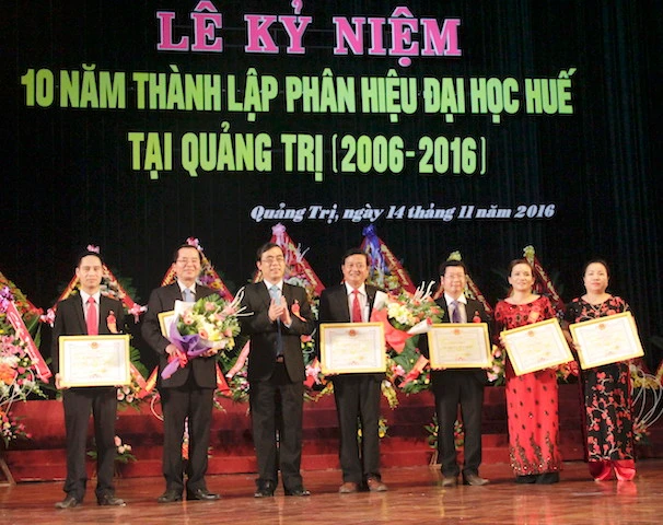 Lãnh đạo tỉnh Quảng Trị khen thưởng tập thể cá nhân phân hiệu Đại học Huế tại Quảng Trị vì những đóng góp quan trọng trong việc đào tạo, bồi dưỡng nguồn nhân lực, đội ngũ của tỉnh Quảng Trị trong 10 năm qua.