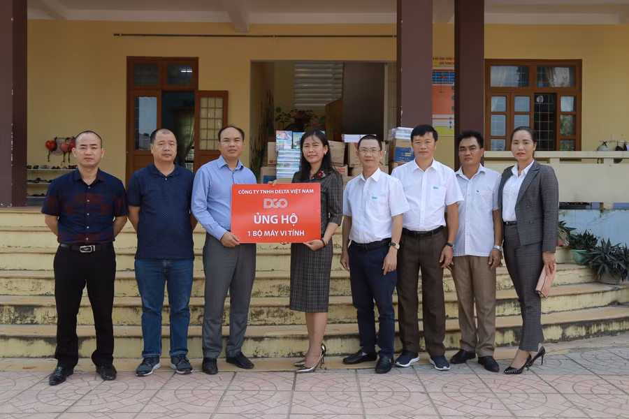 Tặng quà và vật dụng thiết yếu cho trường học tại tỉnh Quảng Trị.