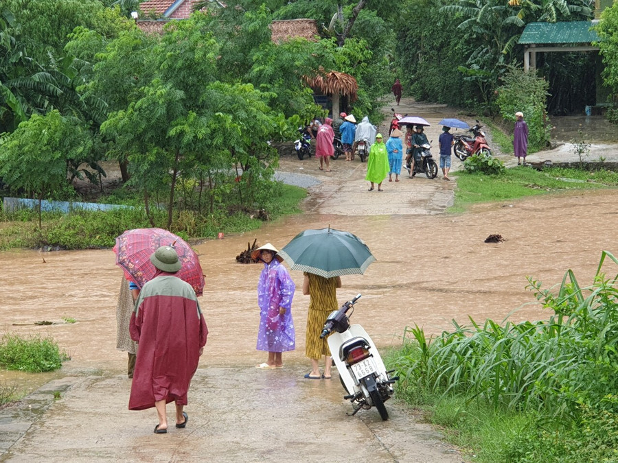 Nhiều đoạn đường bị nước lũ băng ngang khiến người dân không thể đi lại được. Nhiều đoạn đường bị nước lũ băng ngang khiến người dân không thể đi lại được.
