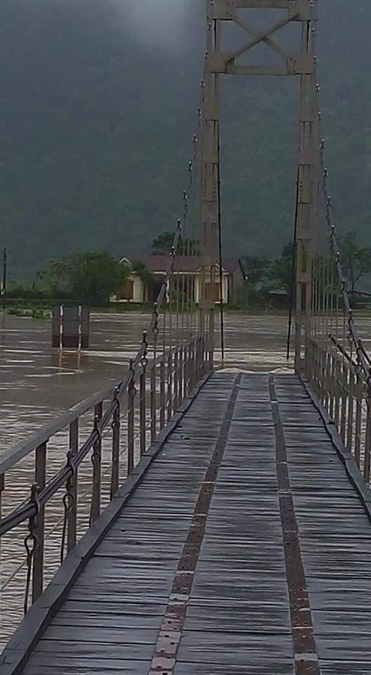 Cây cầu chơi vơi trong nước lũ. Cây cầu chơi vơi trong nước lũ.