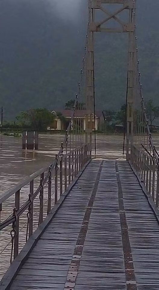 Cây cầu chơi vơi trong nước lũ.