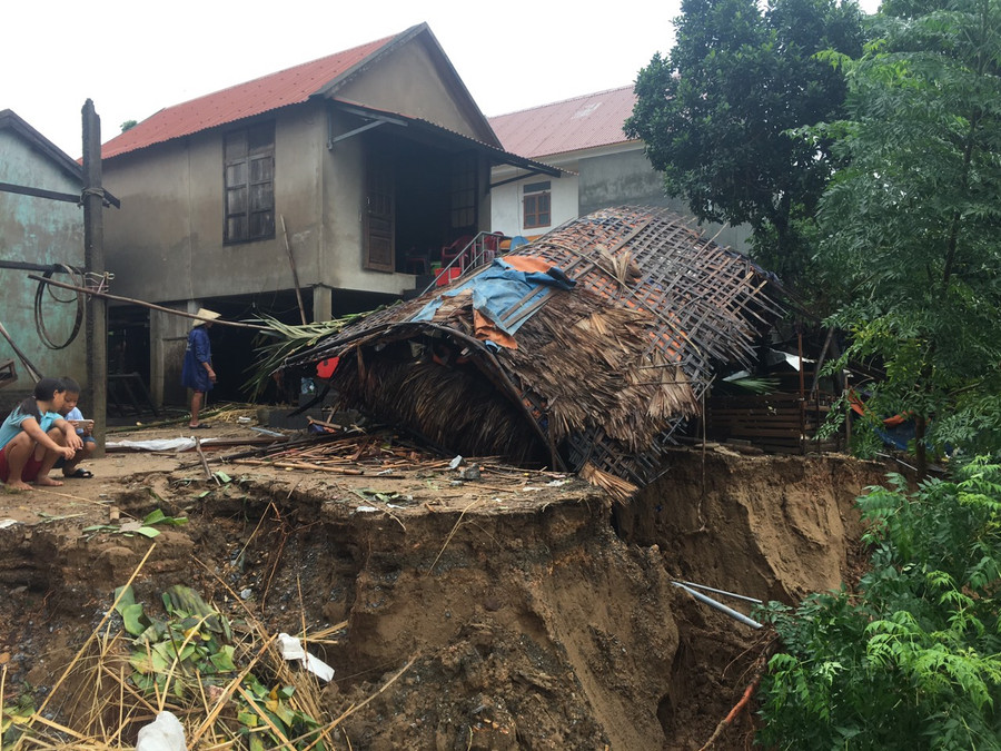 Nguy cơ sạt lở của những hộ dân sống ven sông. Nguy cơ sạt lở của những hộ dân sống ven sông.