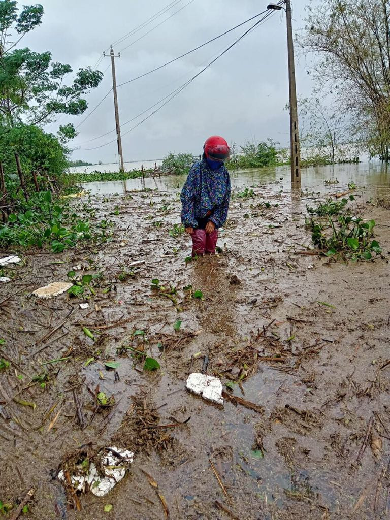 Cô giáo mầm non xã Sơn Thuỷ lội bì bõm giữa nước lũ đang lên để đến trường. Cô giáo mầm non xã Sơn Thuỷ lội bì bõm giữa nước lũ đang lên để đến trường.