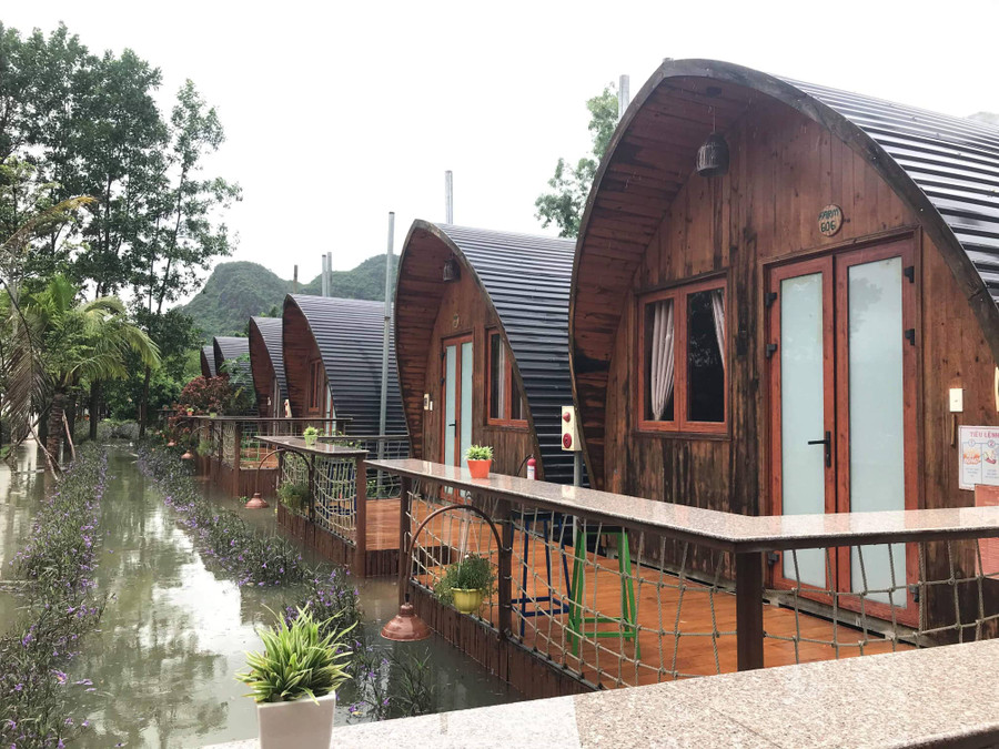 Một điểm du lịch đang chìm dần trong nước lũ. Một điểm du lịch đang chìm dần trong nước lũ.