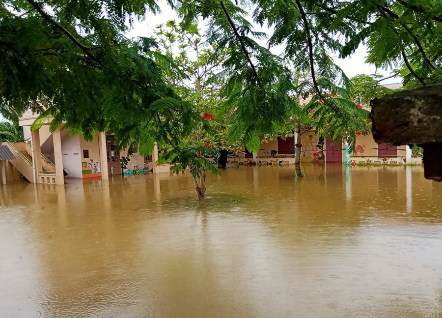 Trường Mầm non Sơn Thủy... chìm trong nước lũ. Trường Mầm non Sơn Thủy... chìm trong nước lũ.