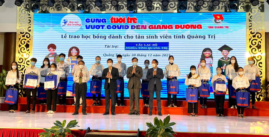 Đại diện lãnh đạo tỉnh Quảng Trị trao các suất học bổng cho các tân sinh viên có hoàn cảnh khó khăn.