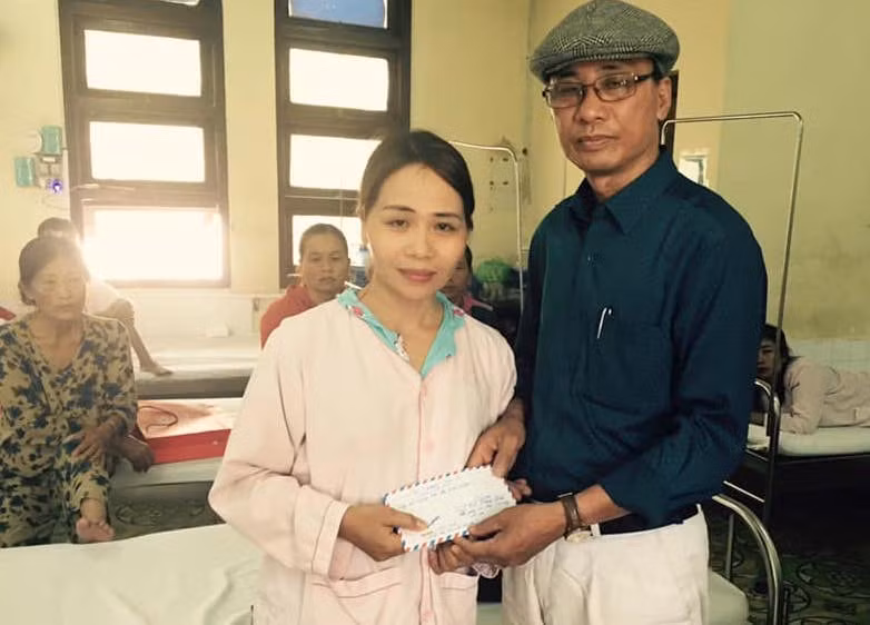 Thầy giáo Nguyễn Ngọc Ý, nguyên hiệu trưởng trường THPT Cửa Tùng mang tình cảm, sự chia sẻ của giáo viên, học sinh bạn bè đến cho Tình, người học sinh cũ của nhà trường.