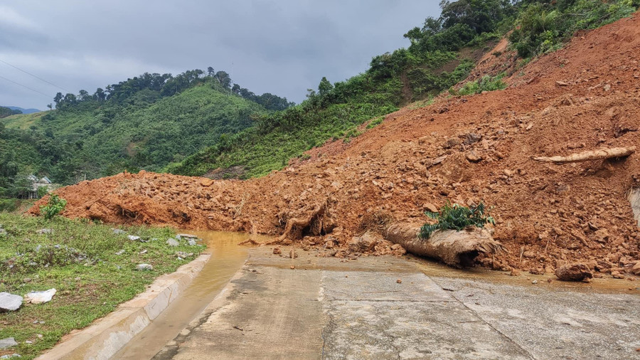 Đất đá tràn xuống mặt đường Hồ Chí Minh nhánh Tây ở Quảng Trị khiến giao thông ách tắc.