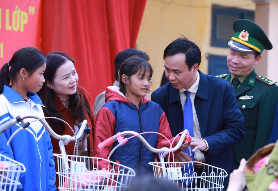 Lãnh đạo tỉnh Quảng Trị trao tặng xe đạp cho học sinh xã Hướng Việt (Hướng Hoá - Quảng Trị)