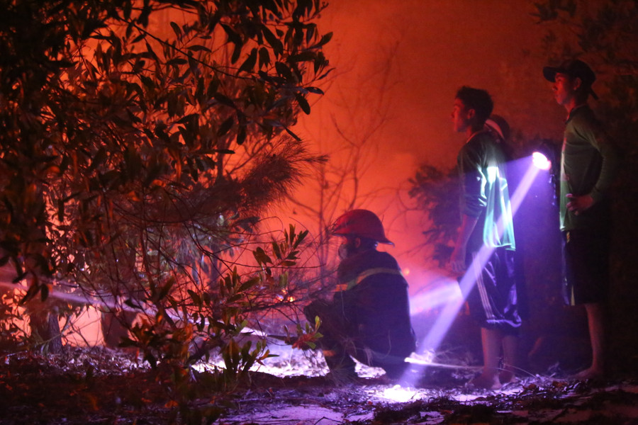 Nước chỉ dùng để làm đường băng ngăn cách đám cháy tránh bị lây lan sang những khu vực khác Nước chỉ dùng để làm đường băng ngăn cách đám cháy tránh bị lây lan sang những khu vực khác