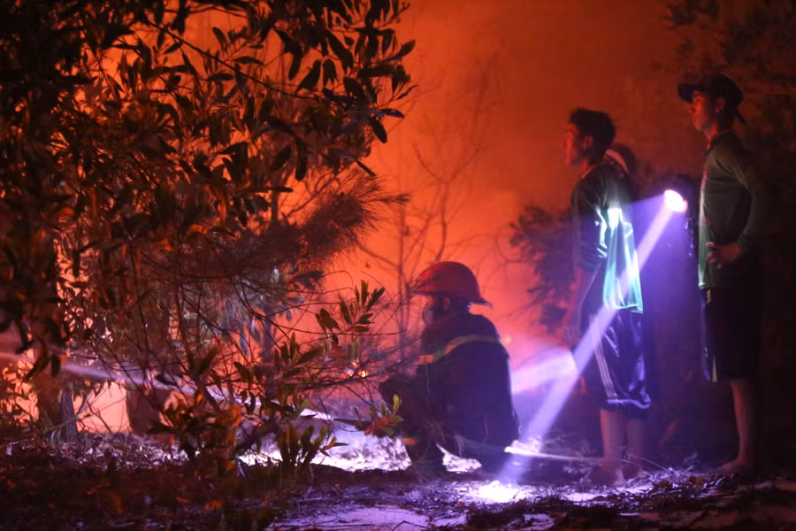 Nước chỉ dùng để làm đường băng ngăn cách đám cháy tránh bị lây lan sang những khu vực khác