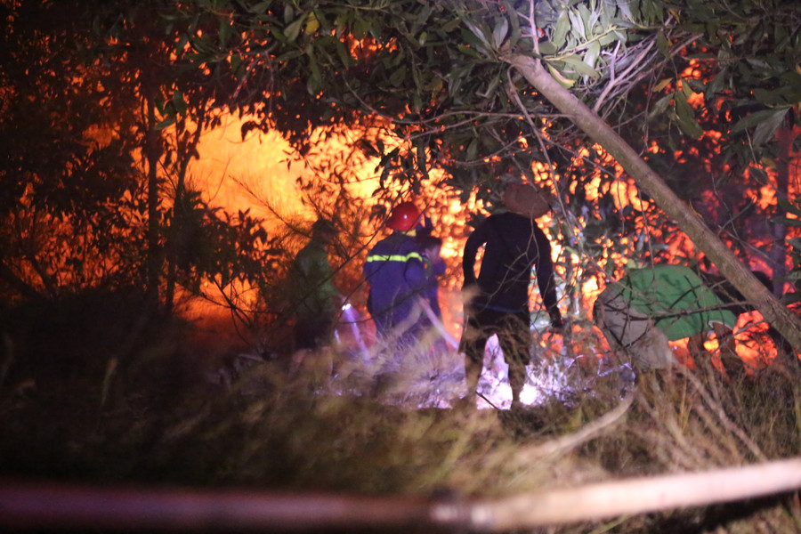 Lực lượng cứu hỏa cùng người dân địa phương kéo vòi nước tiếp cận vùng đang cháy dữ dội. Lực lượng cứu hỏa cùng người dân địa phương kéo vòi nước tiếp cận vùng đang cháy dữ dội.