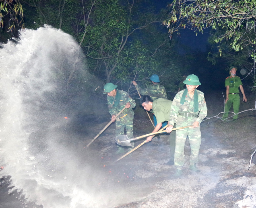 Lực lượng quân đội vẫn tiếp tục dập tắt các điểm vừa được khống chế ngọn lửa. Lực lượng quân đội vẫn tiếp tục dập tắt các điểm vừa được khống chế ngọn lửa.