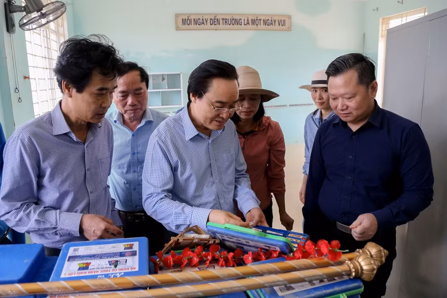 Đồ dùng học tập của học sinh bị hư hỏng do ngập nước lũ.