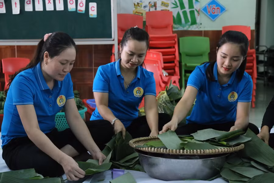 Sắp xếp lá chuối để gói bánh