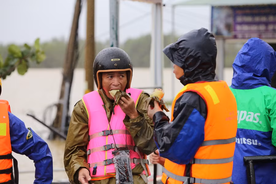 Lực lượng cứu hộ ăn vội miếng bánh để tiếp tục lên đường làm nhiệm vụ.