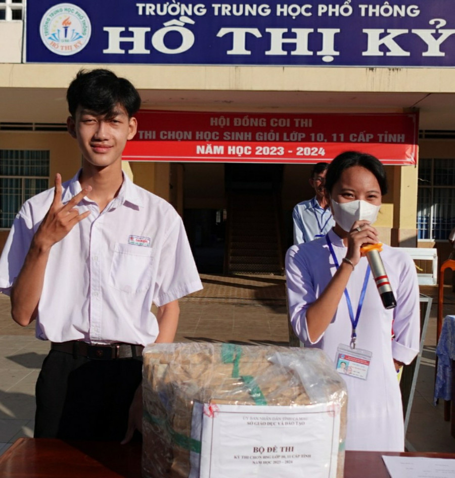 Thí sinh kiểm tra phong bì đựng đề thi.