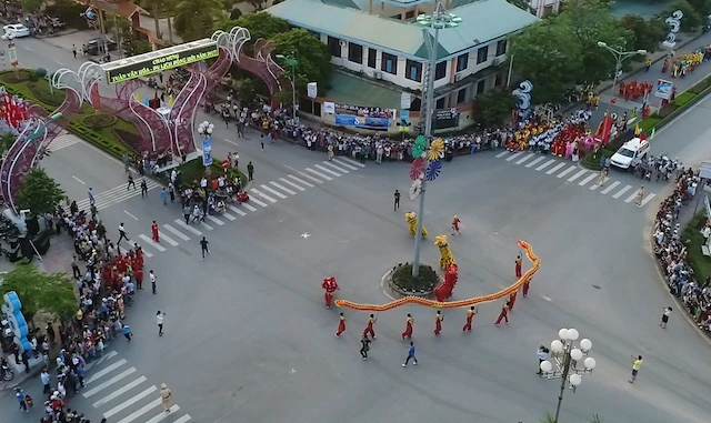 Toàn cảnh lễ hội nhìn từ trên cao. Ảnh Nguyễn Cường