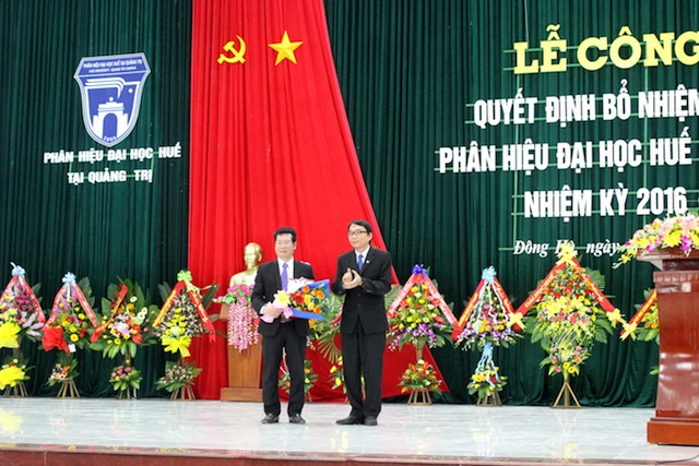 PGS.TS Nguyễn Quang Linh - Phó Bí thư Đảng ủy, Giám đốc Đại học Huế trao quyết định và tặng hoa chúc mừng TS. Trương Chí Hiếu - Giám đốc Phân hiệu ĐH Huế nhiệm kỳ 2016-2021.