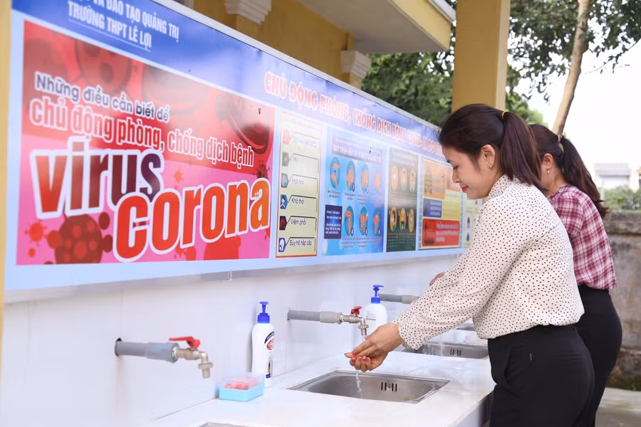 Hệ thống rửa tay bằng xà phòng và tuyên truyền mối nguy hiểm của dịch bệnh Covid - 19 trong trường học tại tỉnh Quảng Trị