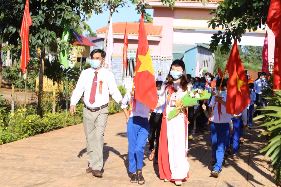 Lãnh đạo nhà trường đón học sinh lớp 6 vào năm học mới.