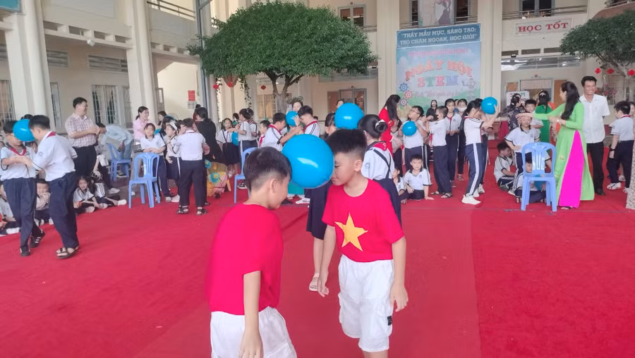 Học sinh tham gia trò chơi dân gian trong Ngày hội STEM.