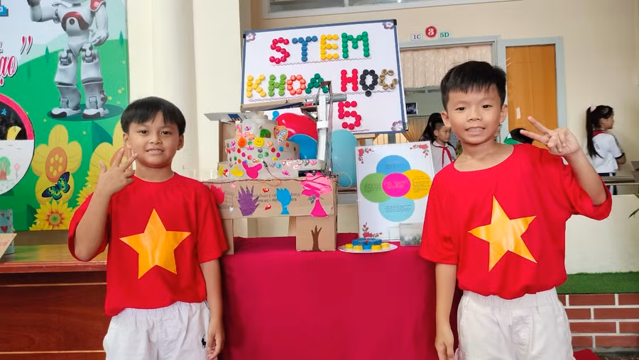 Các nhóm chụp ảnh lưu niệm.