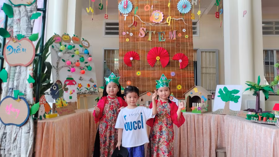 Sản phẩm trưng bày của các lớp.